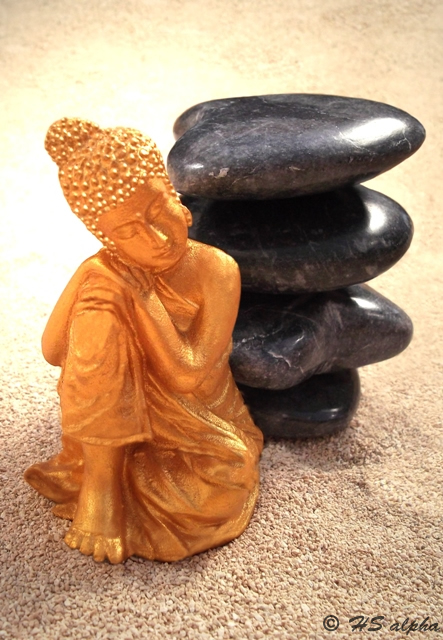 Spirit & Balance - Fotografie mit Buddhastatue und Steinherzen von Heidemarie Sattler